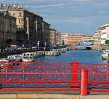 U boji mostovi Sankt Peterburg: Crveni kroz rijeku Moika