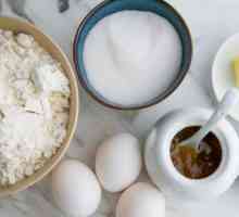 Domaći kolač `Medovik` s kiselim vrhnjem: recept s fotografijom