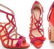 Crvene sandale: fotografija s što nositi?