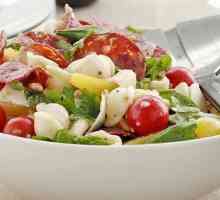 Salata s dimljenom kobasicom, rajčicama i krutonom