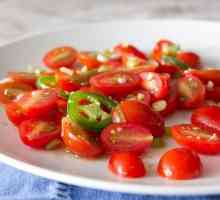 Slatke marinirane rajčice na stolu