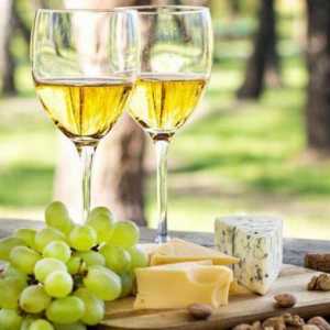 Bijelo polusuho vino: najbolje vrste, recenzije