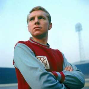 Bobby Moore, engleski nogometaš, kapetan londonskog kluba `West Ham United`: biografija