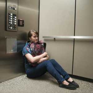 Što učiniti ako se zaglavi u liftu: pravila ponašanja