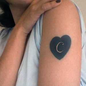 Što može značiti tetovažu s slovom "C"