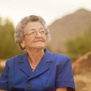 Što dati baku 90 godina? Ideje darova s ​​vlastitim rukama
