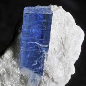 Što je kyanit? Stone kyanite: čarobna svojstva