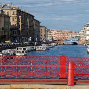 U boji mostovi Sankt Peterburg: Crveni kroz rijeku Moika