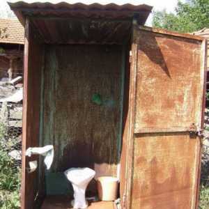 WC s WC-om. Uređaj uličnog WC-a