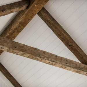 Dekorativne grede na stropu izrađene od poliuretana, izrađene od drva. Ugradnja ukrasnih greda na…