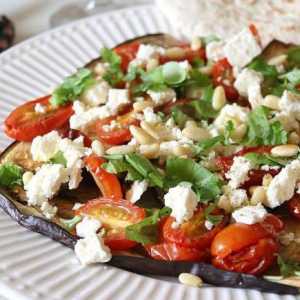 Napravite salatu s patlidzanima, rajčicom i sirom