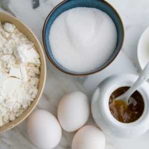 Domaći kolač `Medovik` s kiselim vrhnjem: recept s fotografijom