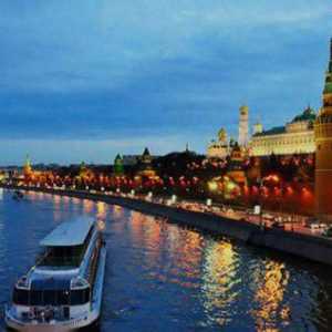 Izlet na motorni brod duž rijeke Moskva popularan je oblik rekreacije u glavnom gradu Rusije