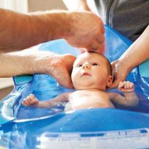 Kako se okupa novorođenčad: temperatura, pravila i preporuke