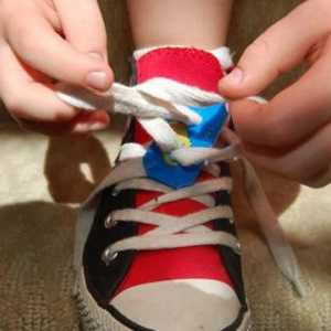 Kako podučavati dijete da veza cipela na mnogo načina neovisno?