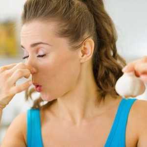 Kako ukloniti miris češnjaka iz usta: najučinkovitiji načini koji vam neće dopustiti