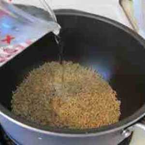 Kako kuhati smeđu rižu kako bi bila mekana i mrvica?