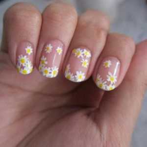 Lijepa ljetna manikura: tratinčice na noktima