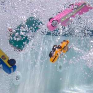 Automobili koji mijenjaju boju u vodi: nova zabava za djecu