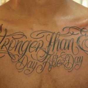 Natpis-tetovaža na prsima - izvrsno i sa smislom