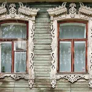 Ograda na prozorima u drvenoj kući. Vrste crijeva