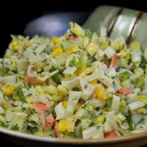 Slatka salata: rakovi od rakova, kukuruz, jaje