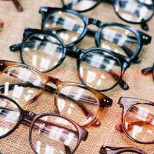 Naočale s rogama: što nositi? Je li moderno u sebi nositi naočale s rogama?