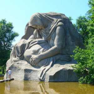 Один из символов ужасов войны - памятник скорбящей матери