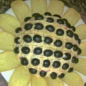 Izvorna salata `Sunflower` s piletinom, gljivama i mrkvom