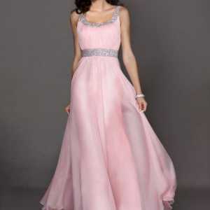 Ružičasta haljina je model za romantične ljude.