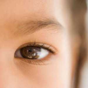 Zašto donji kapak lijevog oka trzanje: uzroci i liječenje