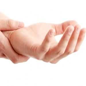 Zašto je ruka umobljena: uzroci, narodni tretman
