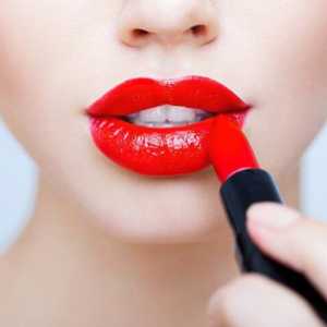 Ispravni make-up s crvenim usnama za plavuše i brinete