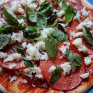 Jednostavni recepti: pizza s salamom