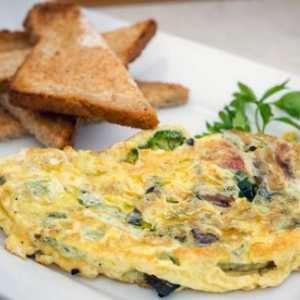 Bujna i ukusna omlet s mlijekom: značajke kuhanja, recepte i preporuke
