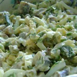 Recept za jednostavnu, ali ukusnu salatu s lignjem i graškom