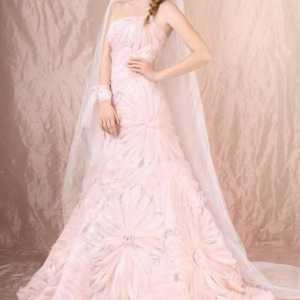 Ružičasta vjenčanica: romantika, podcrtana boja
