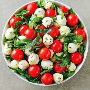 Salate s mozzarellom: kuhanje recepata