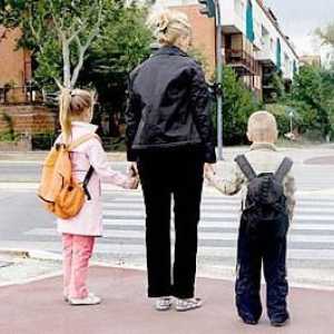 Pratiti dijete do i iz škole. Kako odabrati dadilju za pratiti dijete?