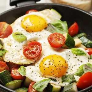 Srdačan i zdrav doručak od tikvica s jajima i rajčicama