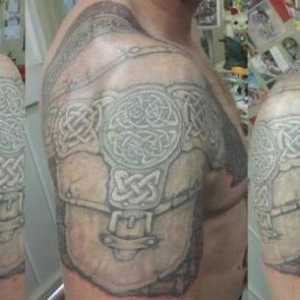Tetovaža oklopa simbol je hrabrosti i viteškog ideala