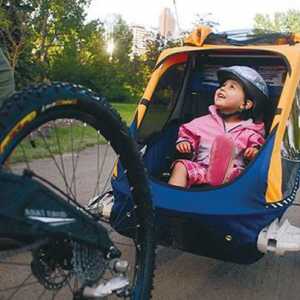 Prikolica bicikla za dijete je pouzdan pomoćnik prilikom putovanja s djecom