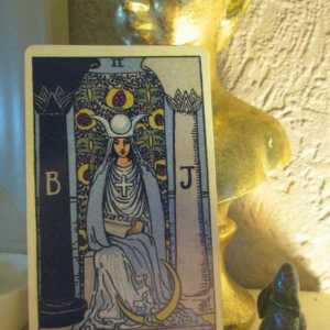 Visoka svećenica: značenje (Tarot). Važnost visoke papinske kartice u taroti u odnosima