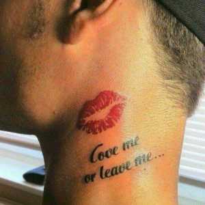 Značenje tetovaže je "poljubac"